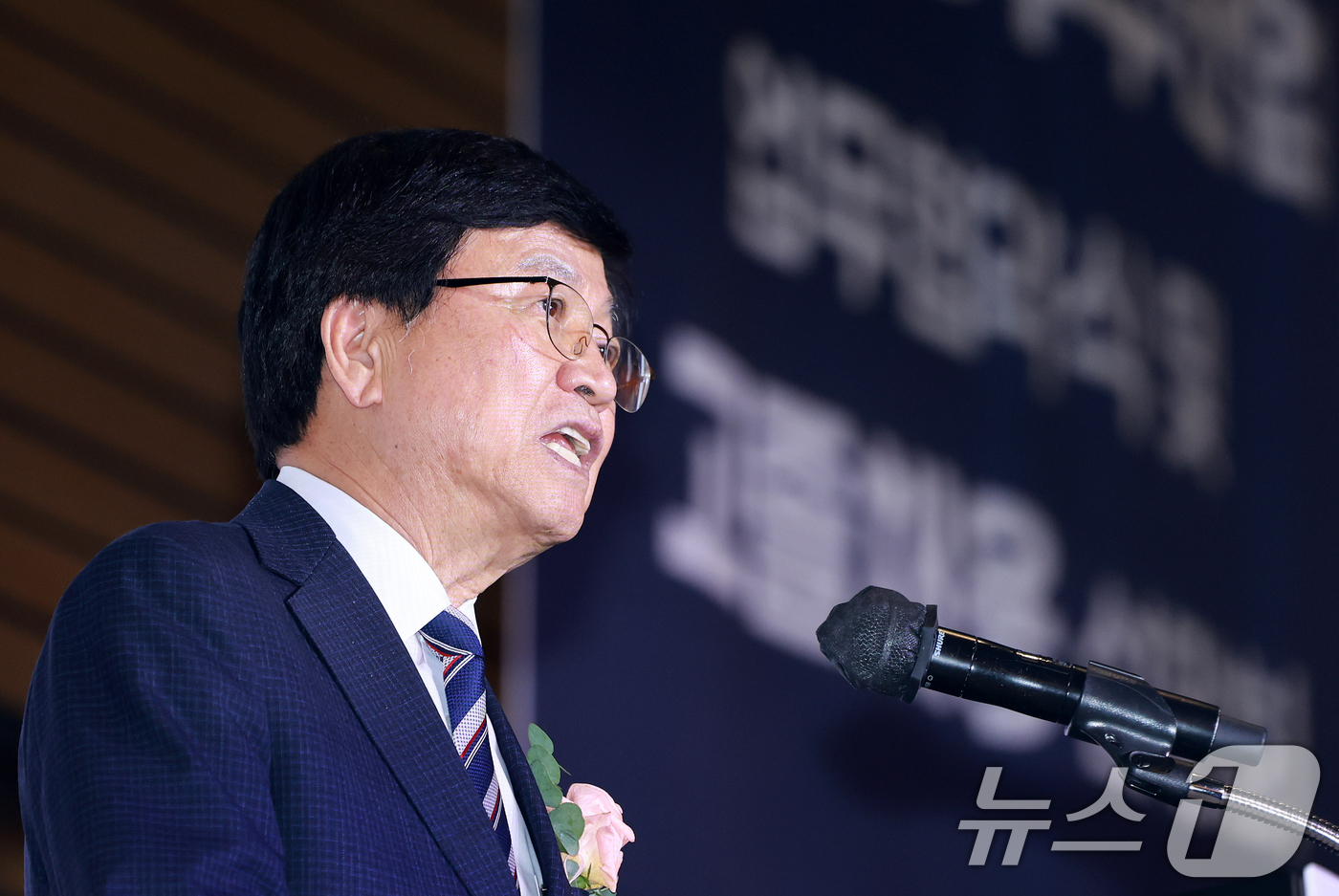 (서울=뉴스1) 이호윤 기자 = 최교진 교육부 장관이 1일 서울 여의도 FKI 컨퍼런스센터에서 열린 '교육부-한국항공우주산업 업무협약식 및 채용설명회'에서 인사말을 하고 있다. 2 …