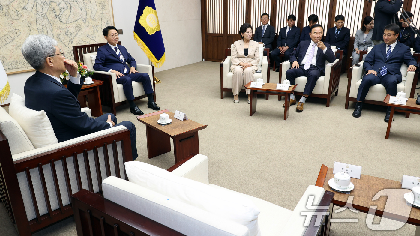 (서울=뉴스1) 국회사진기자단 = 조정식 국회의장이 1일 서울 여의도 국회에서 제439회 정기국회 개회식을 앞두고 열린 사전환담에서 참석자들과 사전환담을 하고 있다. 한성숙 총리는 …