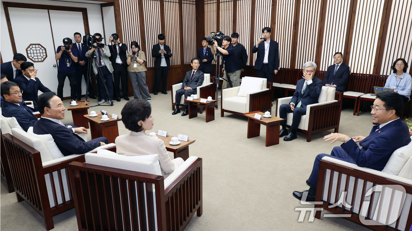 (서울=뉴스1) 국회사진기자단 = 조정식 국회의장이 1일 서울 여의도 국회에서 제439회 정기국회 개회식을 앞두고 김상환 헌법재판소장, 김호철 감사원장, 남인순 국회부의장, 박덕흠 …