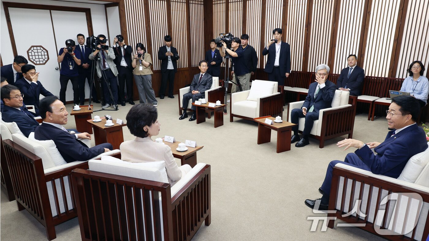 본문 이미지 - 조정식 국회의장이 1일 서울 여의도 국회에서 제439회 정기국회 개회식을 앞두고 김상환 헌법재판소장, 김호철 감사원장, 남인순 국회부의장, 박덕흠 국회부의장, 한병도 더불어민주당 원내대표, 정점식 국민의힘 원내대표와 환담을 나누고 있다. 2026.9.1 ⓒ 뉴스1 국회사진기자단
