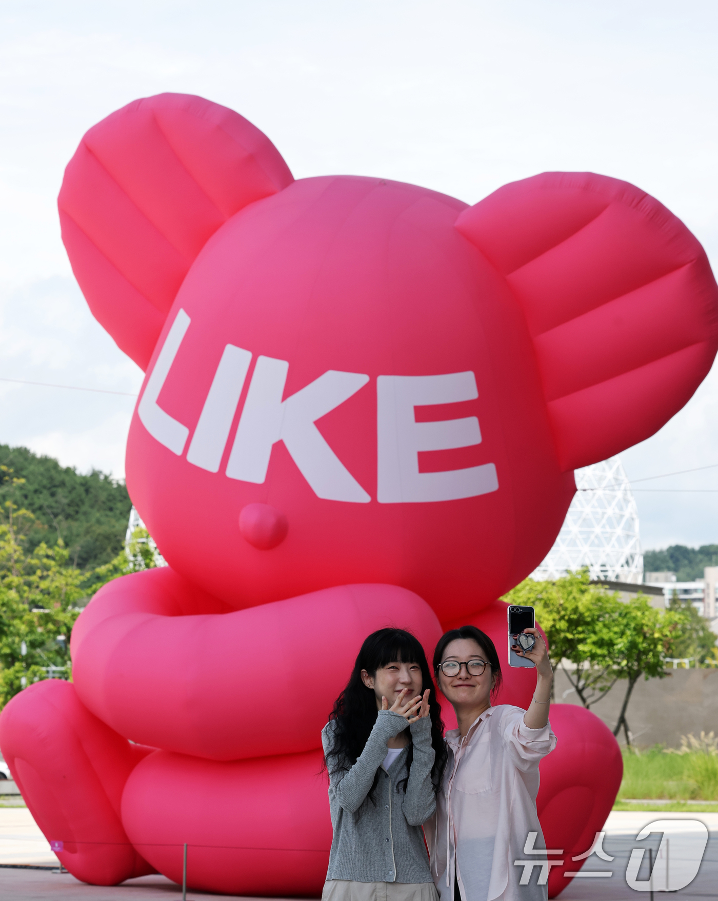 (대전=뉴스1) 김기태 기자 = 대전 유성구 대전신세계 Art & Science가 1일 개점 5주년을 맞아 백화점 안팎에 대형 ‘베어 벌룬’을 선보이고 있다. 팝아티스트 임지빈 작 …