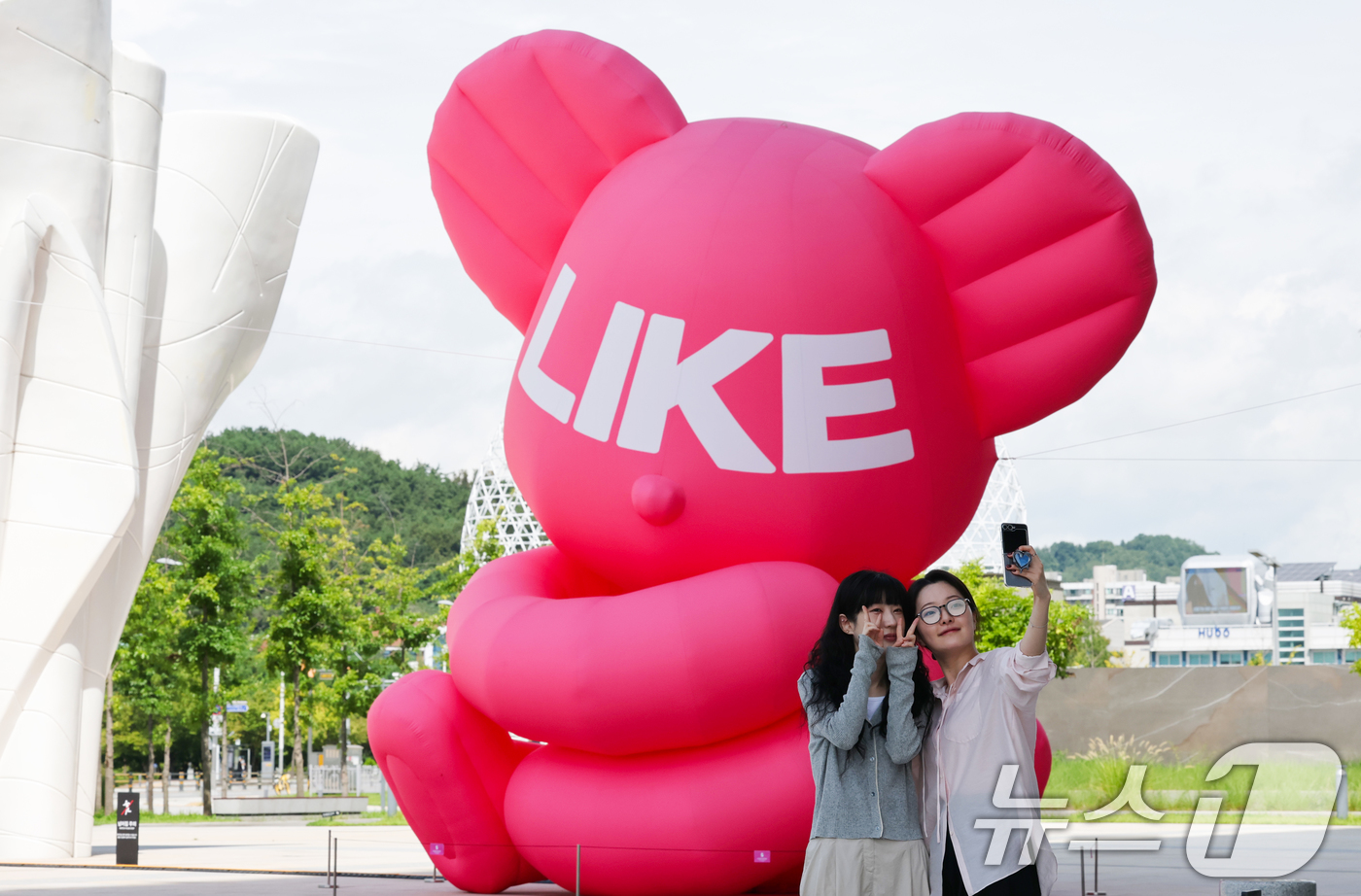 (대전=뉴스1) 김기태 기자 = 대전 유성구 대전신세계 Art & Science가 1일 개점 5주년을 맞아 백화점 안팎에 대형 ‘베어 벌룬’을 선보이고 있다. 팝아티스트 임지빈 작 …