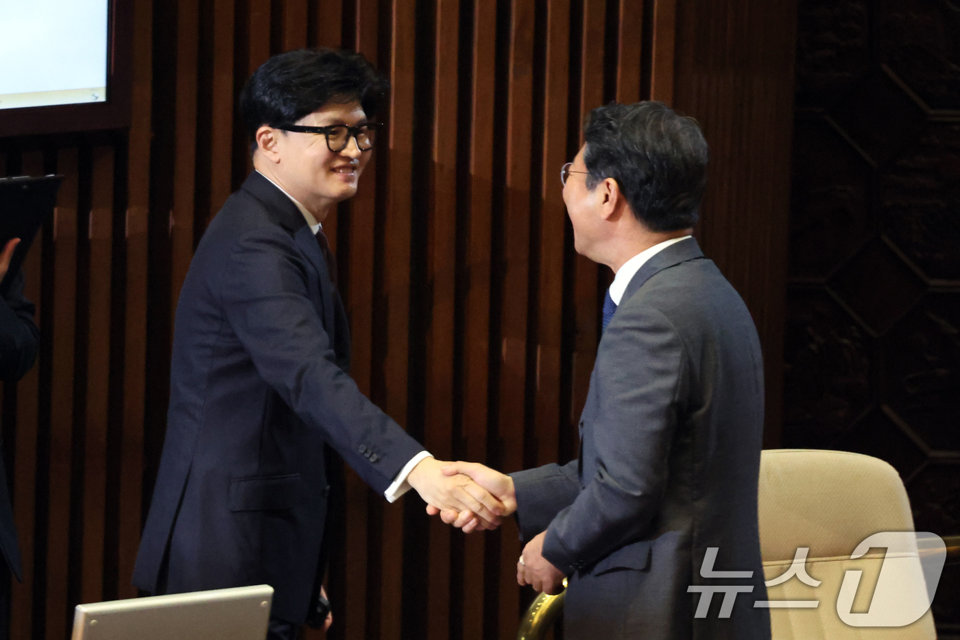 (서울=뉴스1) 황기선 기자 = 법무부 장관 후보자인 김승원 더불어민주당 의원과 한동훈 무소속 의원이 1일 서울 여의도 국회에서 열린 제439회국회(정기회) 개회식에서 인사하고 있 …