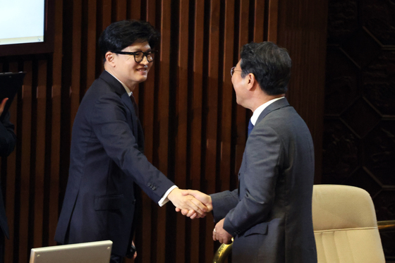 인사 나누는 김승원·한동훈