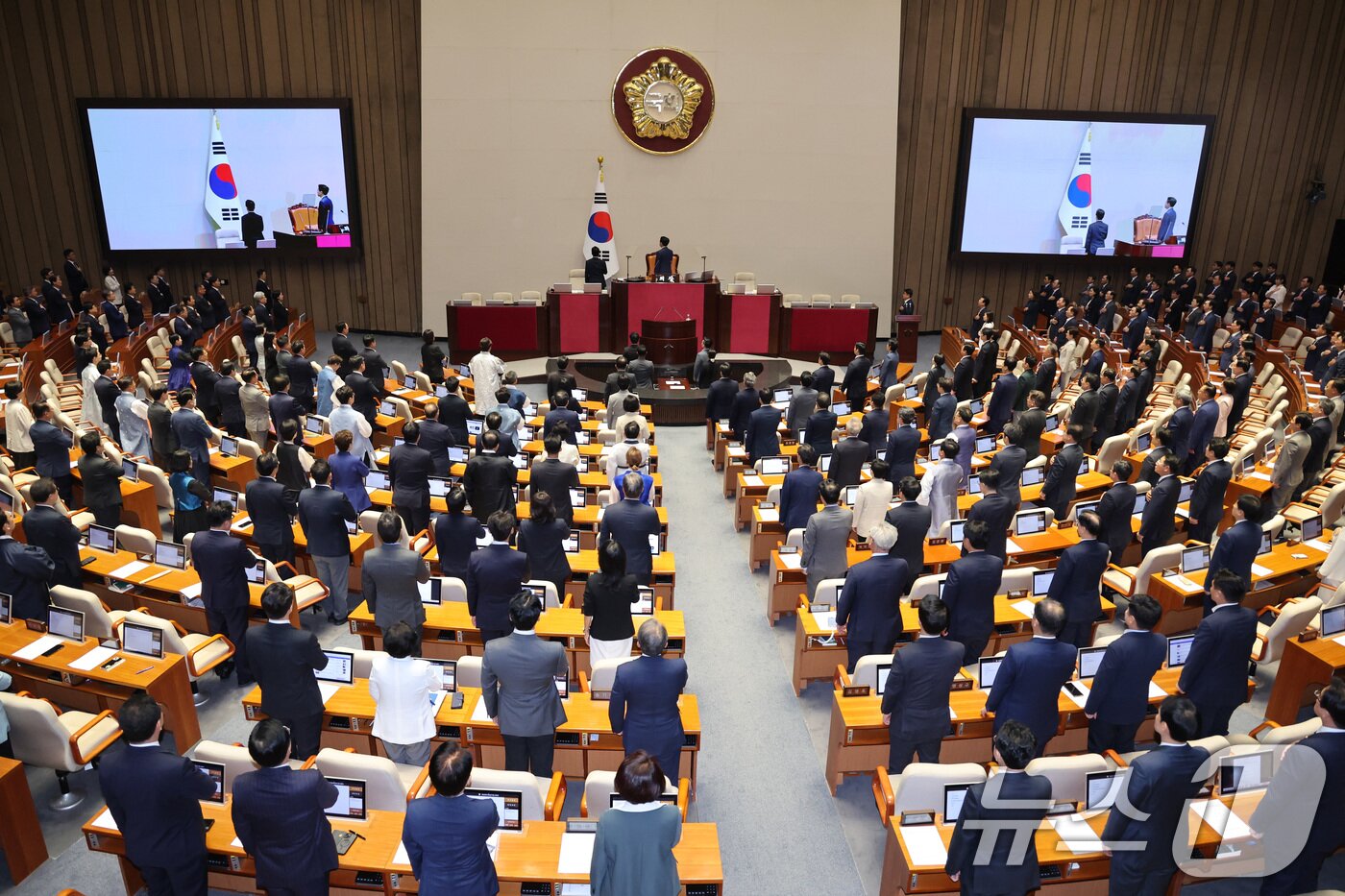 본문 이미지 - 조정식 국회의장과 여야 의원들이 1일 서울 여의도 국회에서 열린 제439회국회(정기회) 개회식에서 국민의례를 하고 있다. 2026.9.1 ⓒ 뉴스1 신웅수 기자