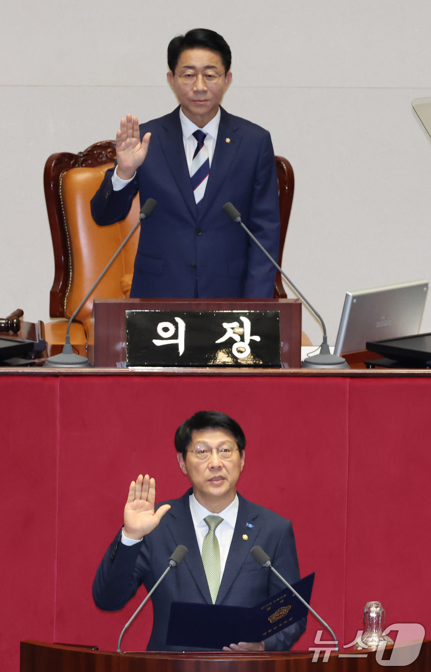 (서울=뉴스1) 신웅수 기자 = 이해민 의원 사퇴로 비례의원직을 승계한 김형연 조국혁신당 의원이 1일 서울 여의도 국회에서 열린 제439회국회(정기회) 개회식에서 선서를 하고 있다 …
