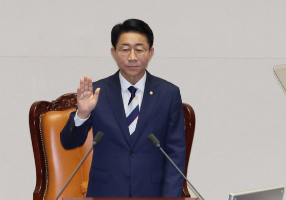 선서하는 김형연 조국혁신당 의원