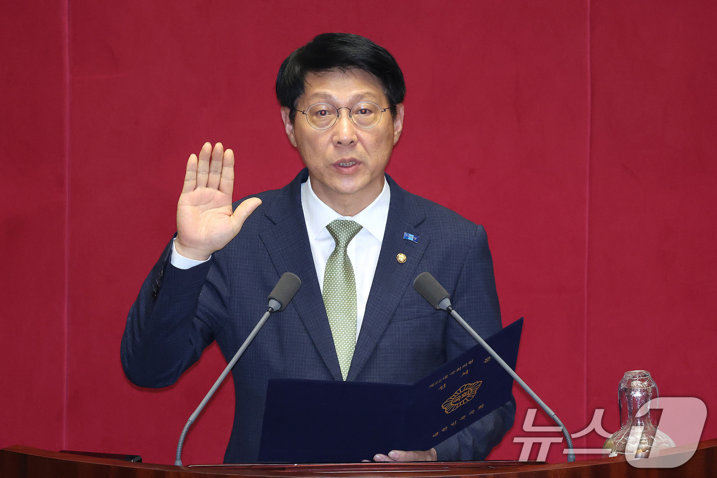 (서울=뉴스1) 신웅수 기자 = 이해민 의원 사퇴로 비례의원직을 승계한 김형연 조국혁신당 의원이 1일 서울 여의도 국회에서 열린 제439회국회(정기회) 개회식에서 선서를 하고 있다 …