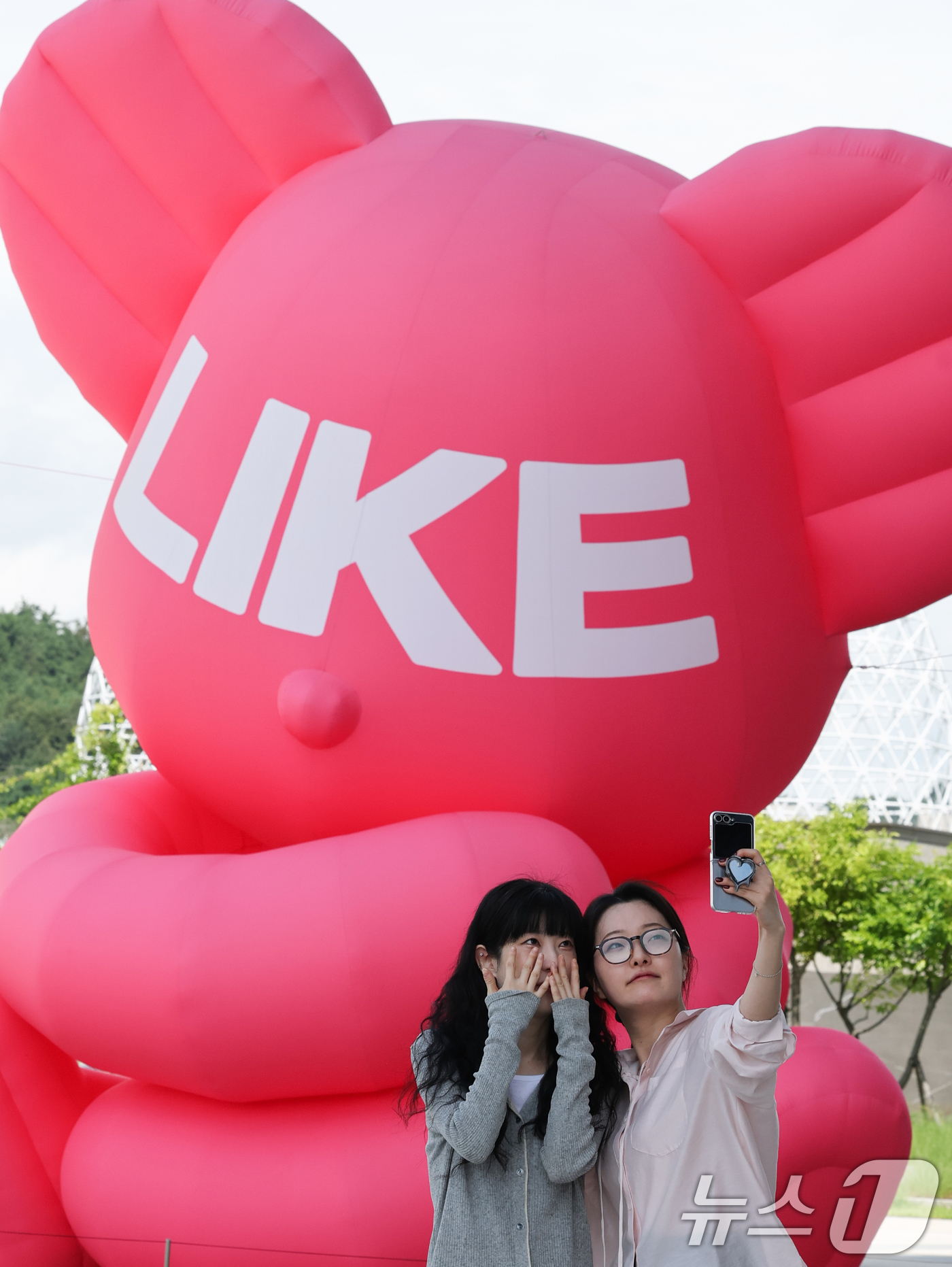 (대전=뉴스1) 김기태 기자 = 대전 유성구 대전신세계 Art & Science가 1일 개점 5주년을 맞아 백화점 안팎에 대형 ‘베어 벌룬’을 선보이고 있다. 팝아티스트 임지빈 작 …
