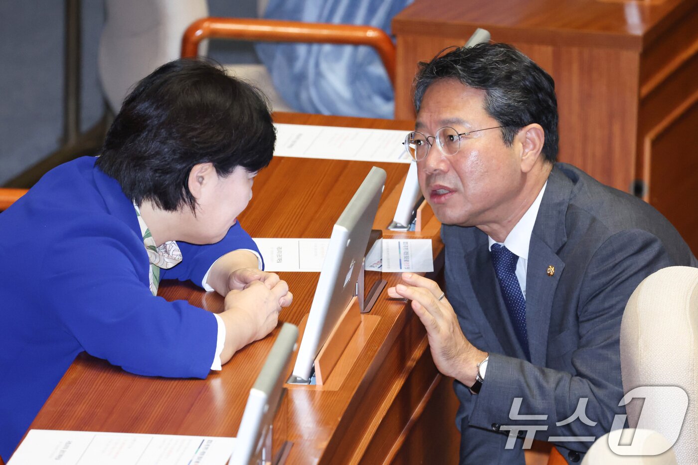 본문 이미지 - 법무부 장관 후보자인 김승원 더불어민주당 의원과 서영교 법제사법위원장이 1일 서울 여의도 국회에서 열린 제439회국회(정기회) 개회식에서 대화하고 있다. 2026.9.1 ⓒ 뉴스1 신웅수 기자