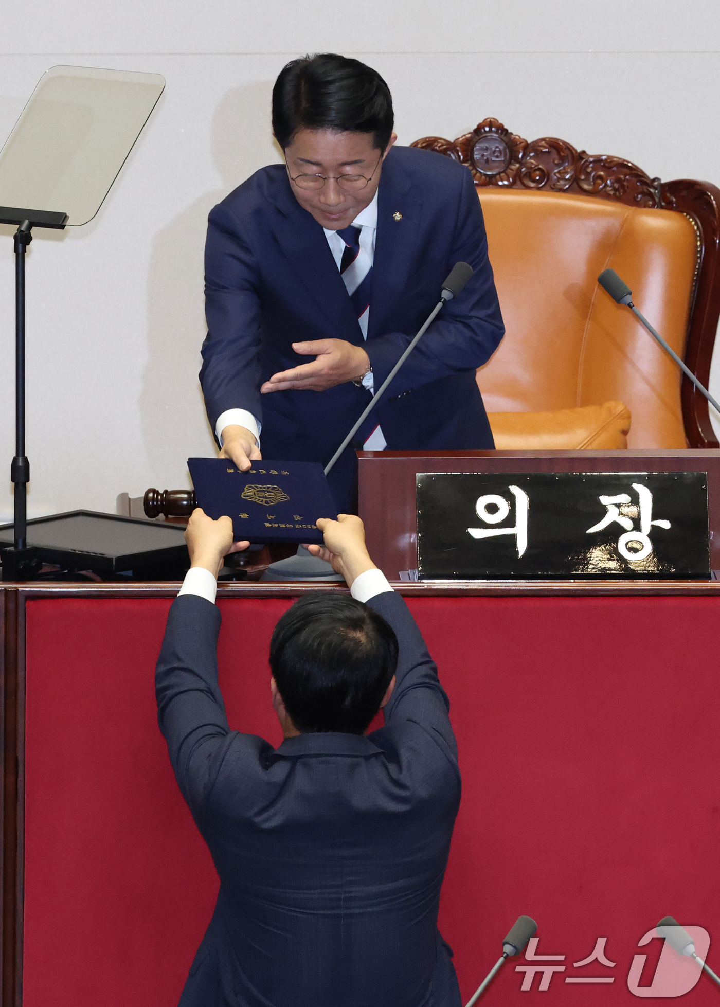 (서울=뉴스1) 신웅수 기자 = 이해민 의원 사퇴로 비례의원직을 승계한 김형연 조국혁신당 의원이 1일 서울 여의도 국회에서 열린 제439회국회(정기회) 개회식에서 선서문을 조정식 …
