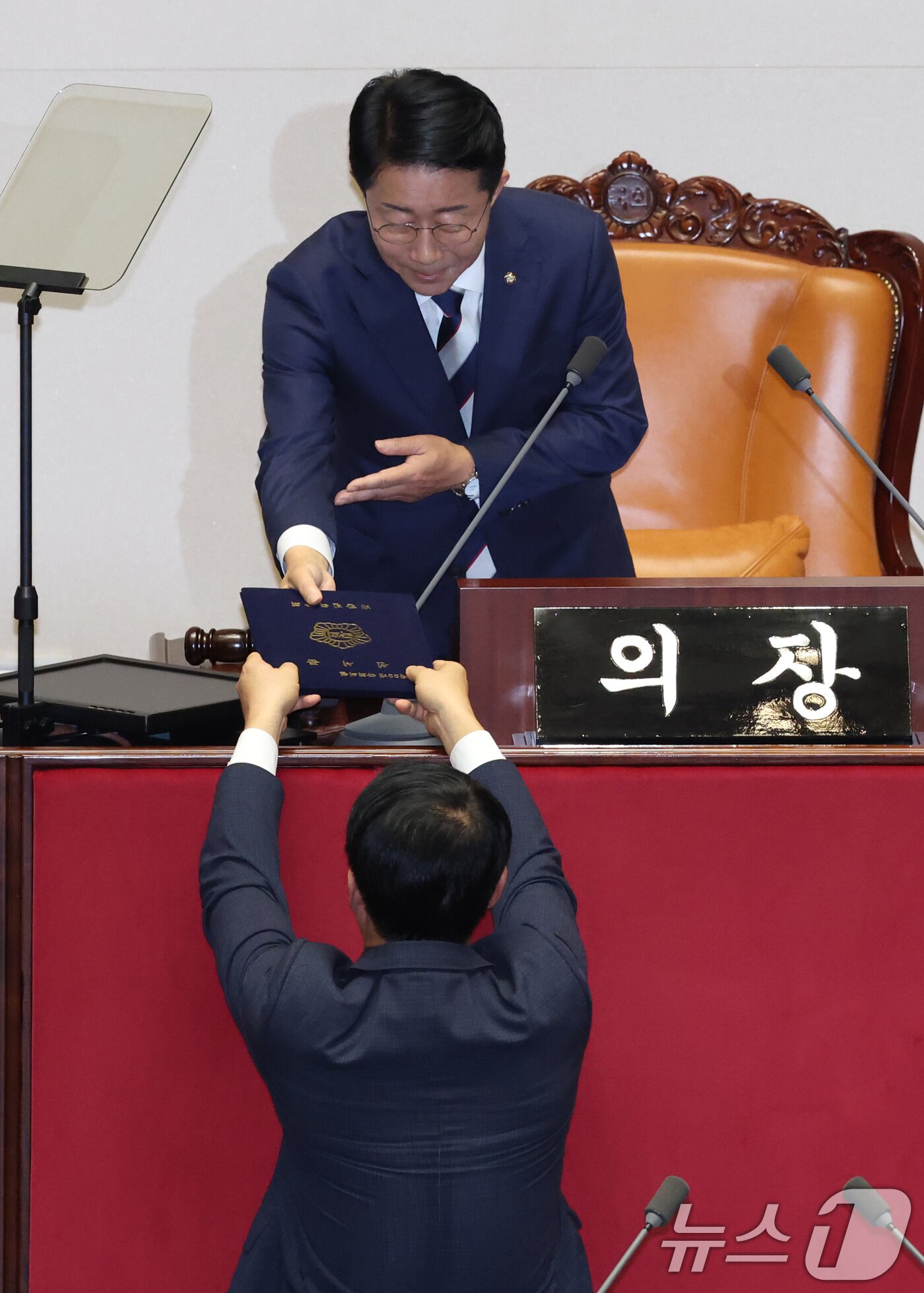 본문 이미지 - 이해민 의원 사퇴로 비례의원직을 승계한 김형연 조국혁신당 의원이 1일 서울 여의도 국회에서 열린 제439회국회(정기회) 개회식에서 선서문을 조정식 의장에게 제출하고 있다. 2026.9.1 ⓒ 뉴스1 신웅수 기자