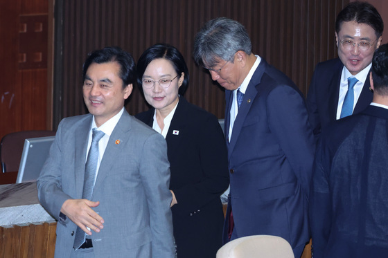 본회의장 나서는 한성숙