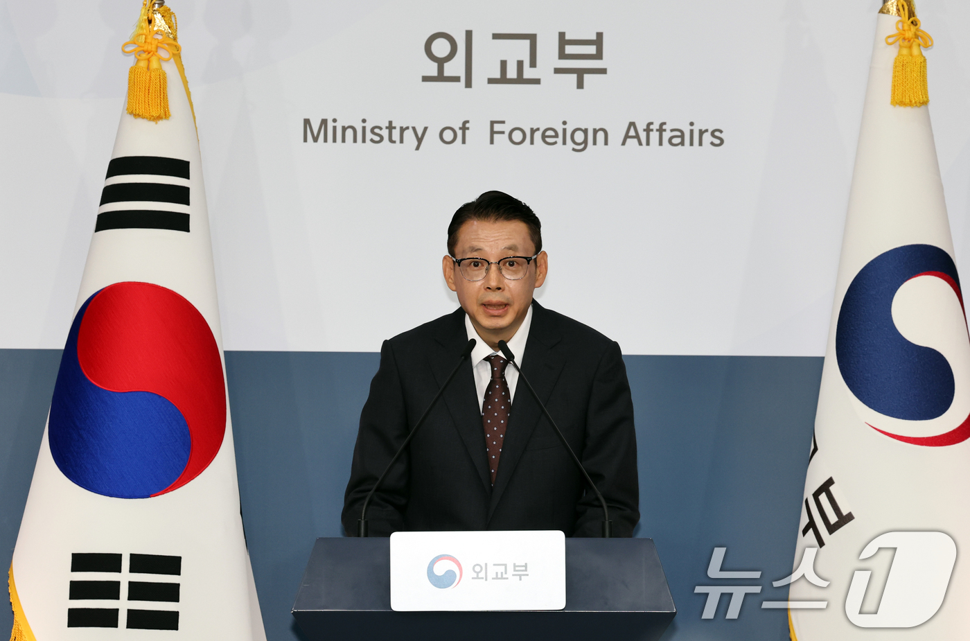 (서울=뉴스1) 이종덕 기자 = 박두순 외교부 대변인이 1일 서울 종로구 정부서울청사에서 브리핑 하고 있다. 외교부는 네팔 홍수 피해 대응에 네팔 정부의 도움을 공식적으로 요청했다 …