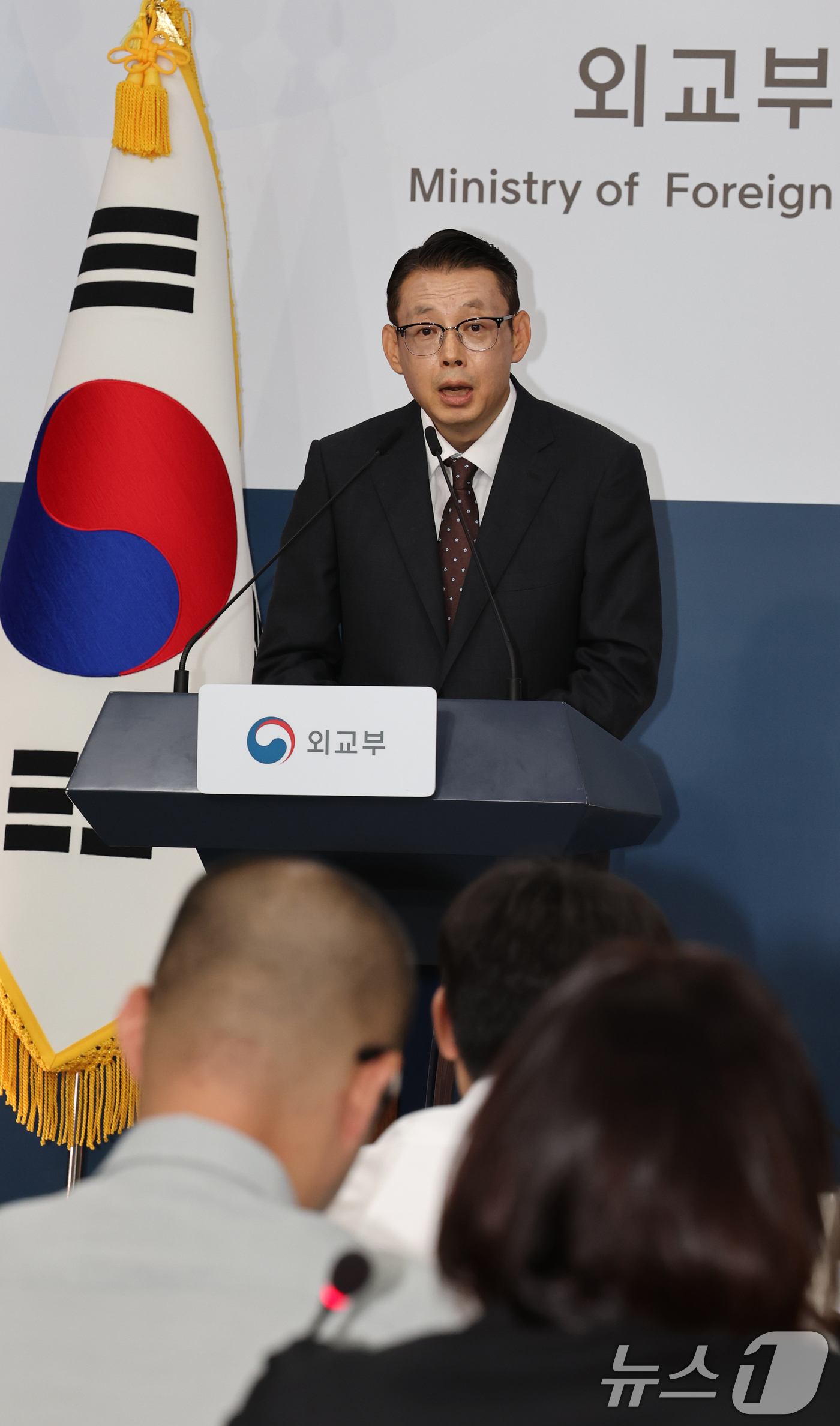 (서울=뉴스1) 이종덕 기자 = 박두순 외교부 대변인이 1일 서울 종로구 정부서울청사에서 브리핑 하고 있다. 외교부는 네팔 홍수 피해 대응에 네팔 정부의 도움을 공식적으로 요청했다 …
