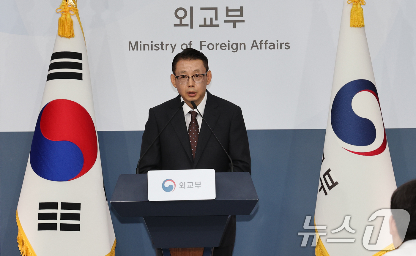 (서울=뉴스1) 이종덕 기자 = 박두순 외교부 대변인이 1일 서울 종로구 정부서울청사에서 브리핑 하고 있다. 외교부는 네팔 홍수 피해 대응에 네팔 정부의 도움을 공식적으로 요청했다 …