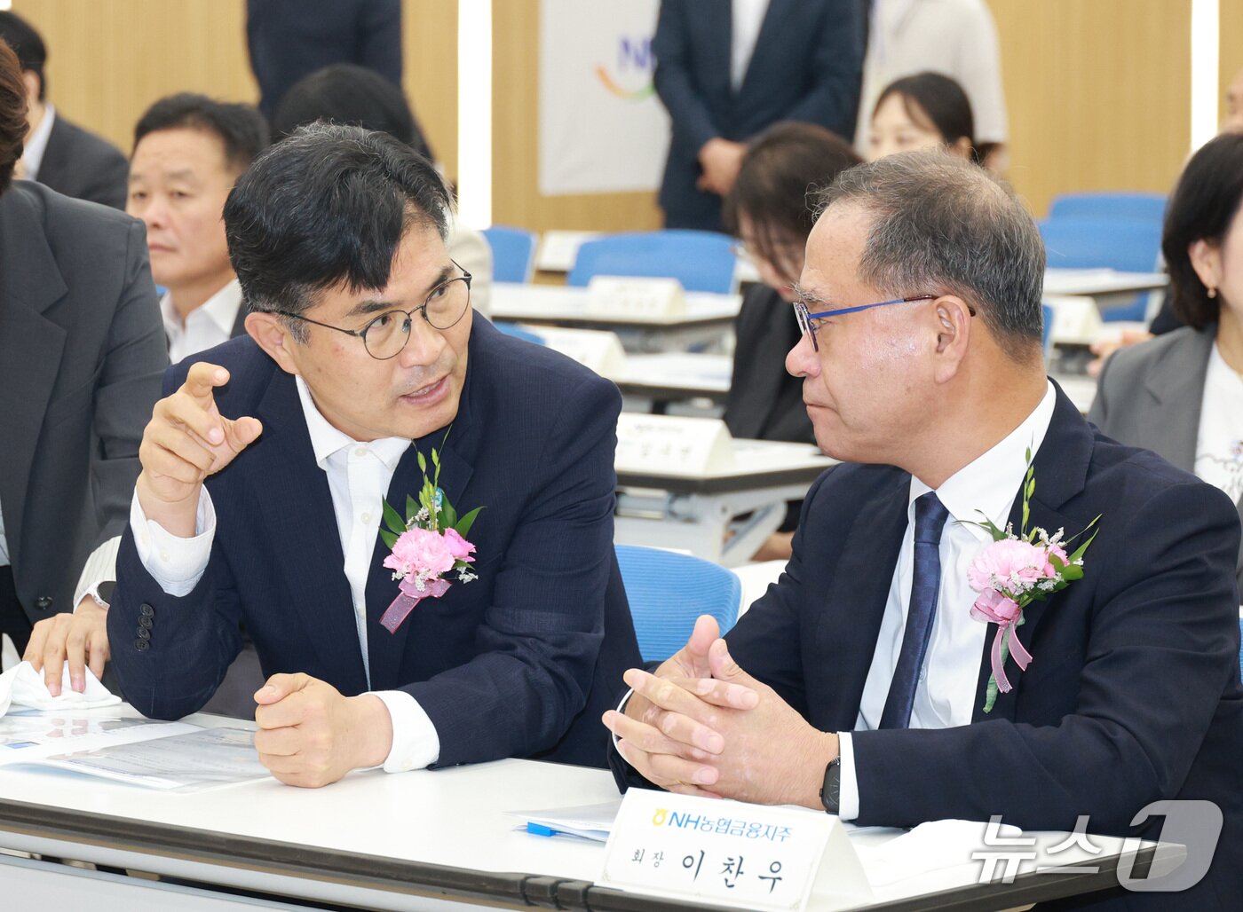 본문 이미지 -  1일 열린 NH농협금융 전북금융허브 출범식에서 이원택 전북지사(왼쪽)와 이찬우 NH농협금융지주회장이 대화를 나누고 있다.(전북도 제공. 재판매 및 DB금지)/뉴스1