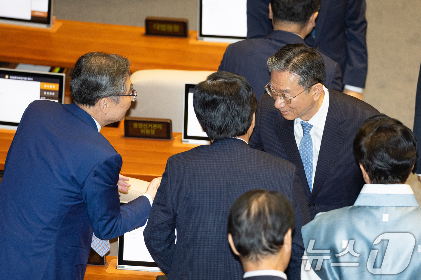 (서울=뉴스1) 유승관 기자 = 정성호 전 법무부 장관이 1일 서울 여의도 국회에서 열린 제439회 정기국회 개회식에서 조현 외교부 장관을 비롯한 국무위원들과 인사하고 있다. 20 …