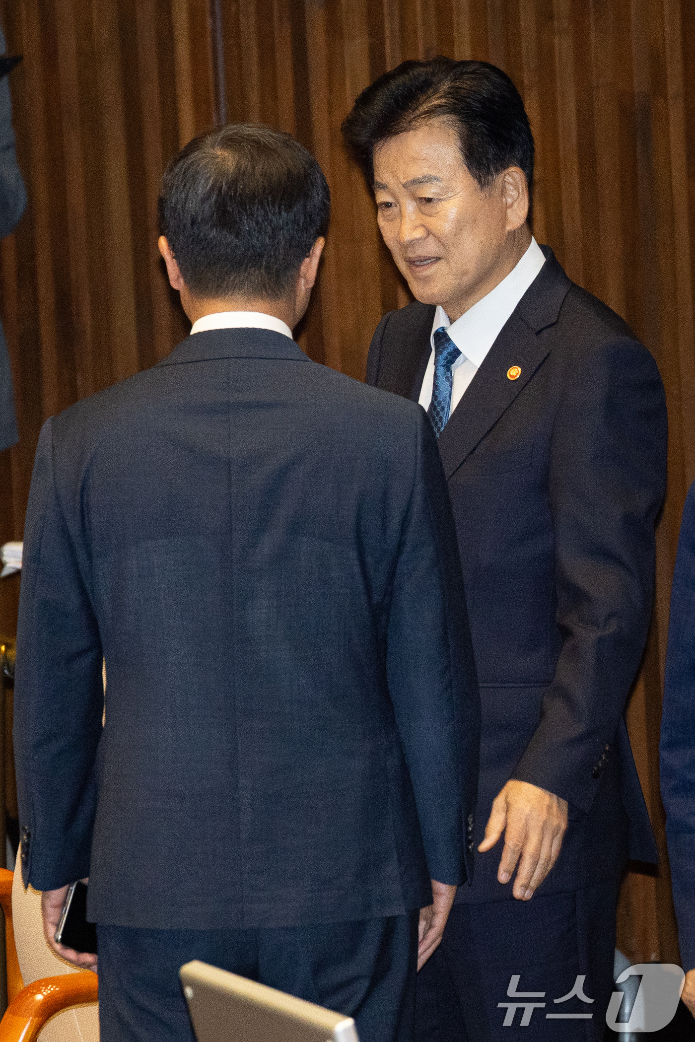 (서울=뉴스1) 유승관 기자 = 정동영 통일부 장관과 한병도 더불어민주당 원내대표가 1일 서울 여의도 국회에서 열린 제439회 정기국회 개회식에서 대화하고 있다. 2026.9.1/ …