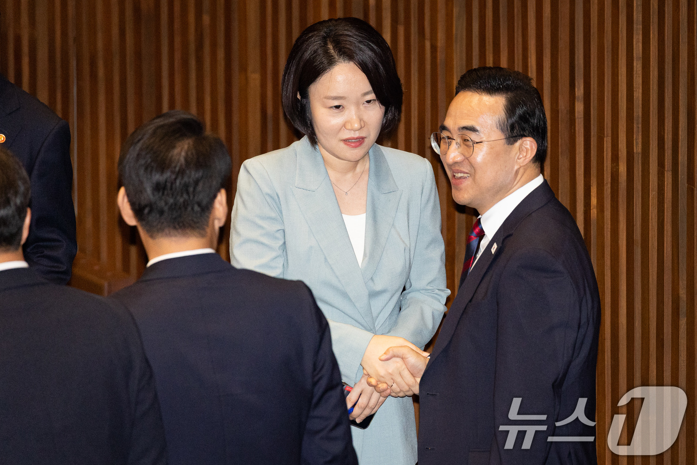 (서울=뉴스1) 유승관 기자 = 이소영 중소벤처기업부 장관 후보자와 박홍근 기획예산처 장관이 1일 서울 여의도 국회에서 열린 제439회 정기국회 개회식에서 인사하고 있다. 2026 …
