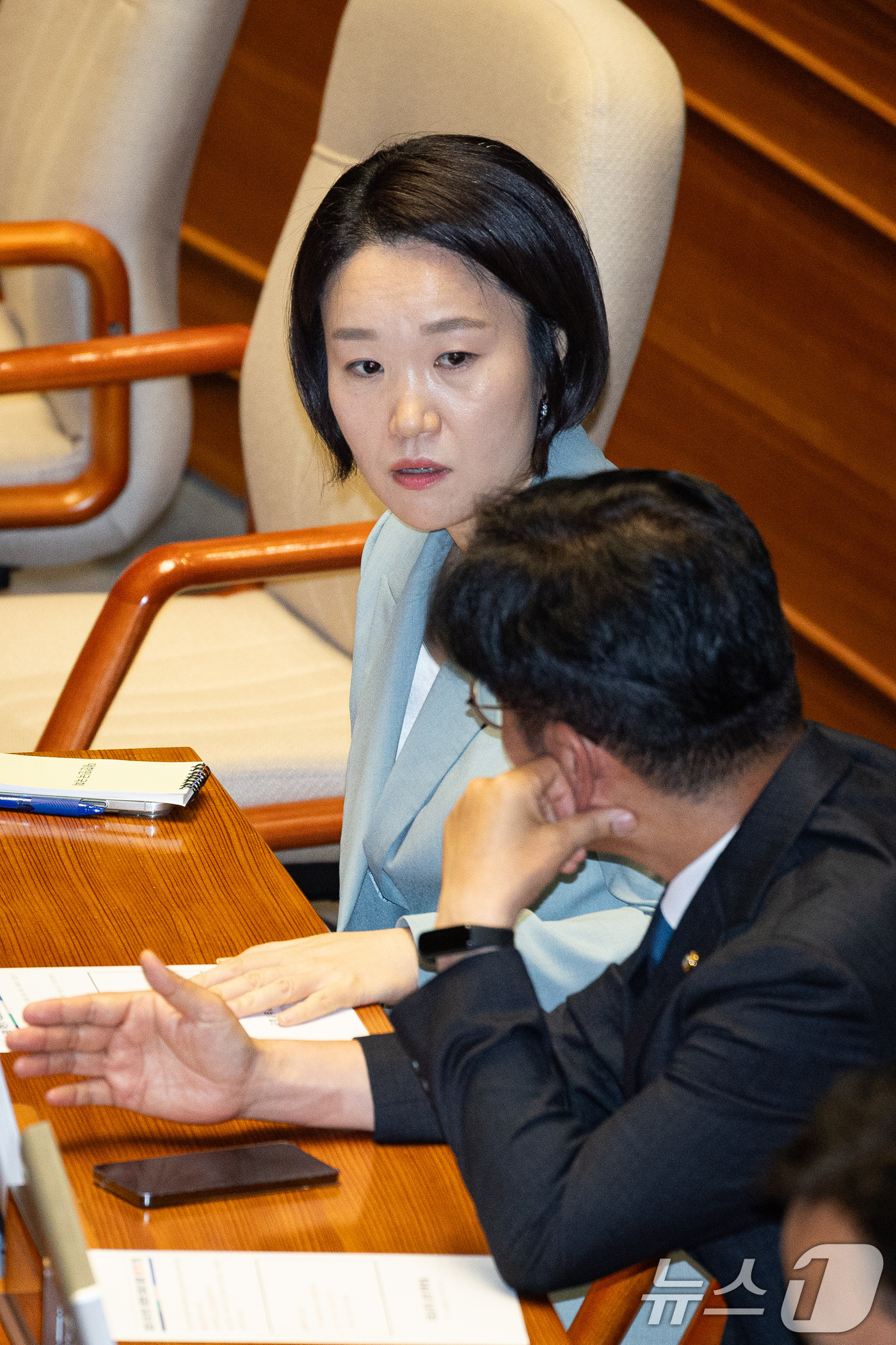 (서울=뉴스1) 유승관 기자 = 이소영 중소벤처기업부 장관 후보자가 1일 서울 여의도 국회에서 열린 제439회 정기국회 개회식에서 박상혁 더불어민주당 의원과 대화하고 있다. 202 …