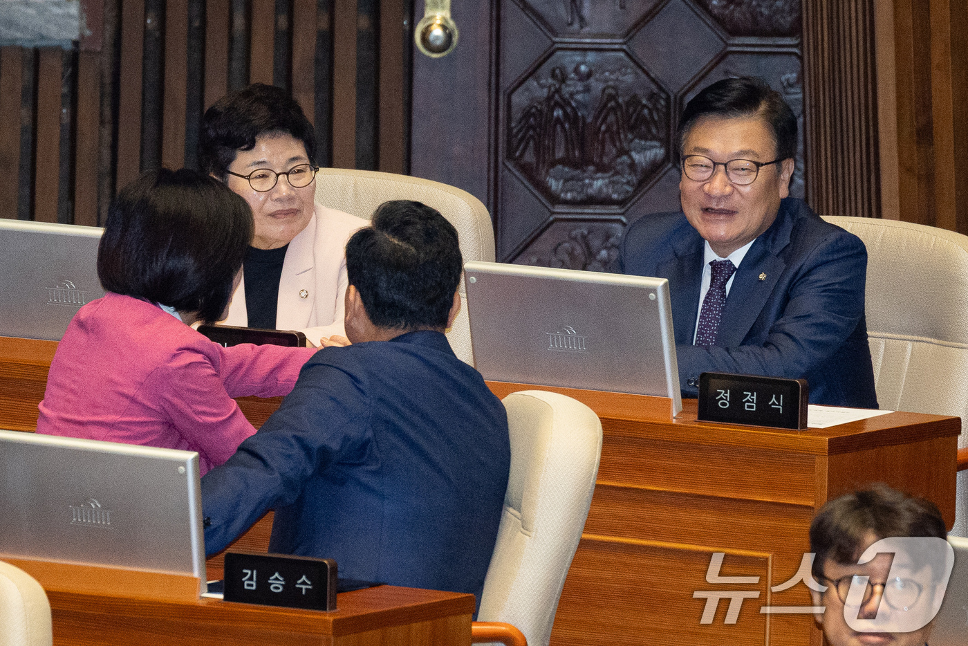 (서울=뉴스1) 유승관 기자 = 정점식 국민의힘 원내대표와 임이자 정책위의장이 1일 서울 여의도 국회에서 열린 제439회 정기국회 개회식에서 원내지도부와 대화하고 있다. 2026. …