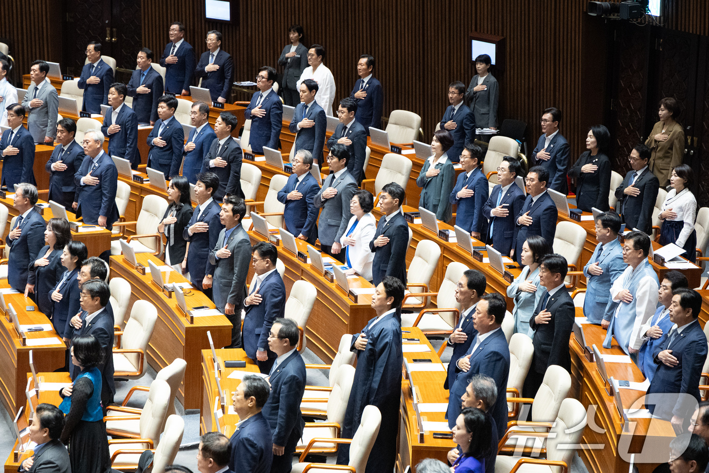 (서울=뉴스1) 유승관 기자 = 조정식 국회의장을 비롯한 여야 국회의원들이 1일 서울 여의도 국회에서 열린 제439회 정기국회 개회식에서 국민의례를 하고 있다. 2026.9.1/뉴 …