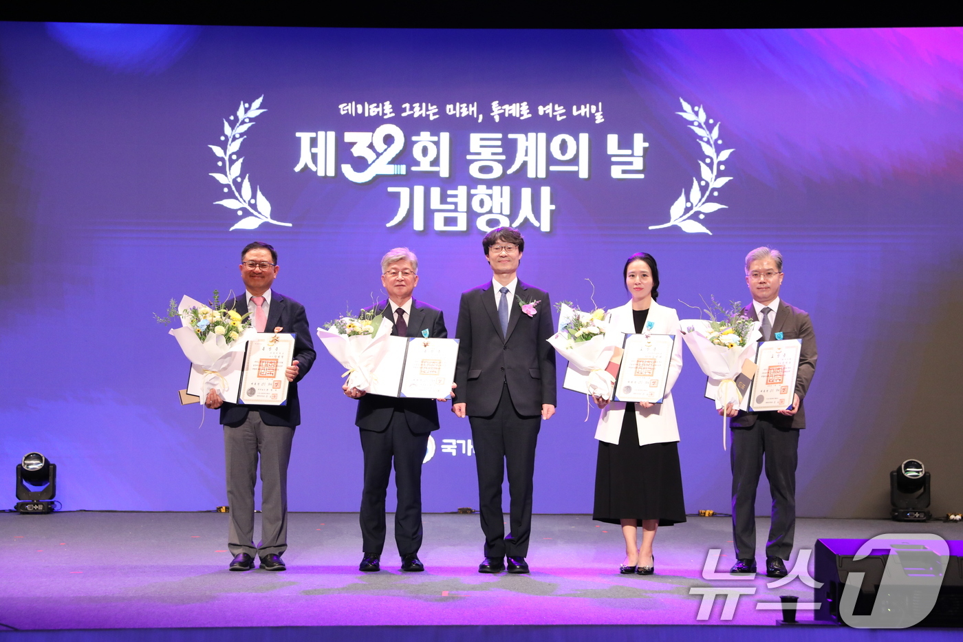 (서울=뉴스1) = 이명호 국가데이터처 차장(가운데)이 1일 정부대전청사에서 열린 제32회 통계의 날 기념행사에서 통계업무진흥유공 포상자들과 기념촬영을 하고 있다. (국가데이터처 …