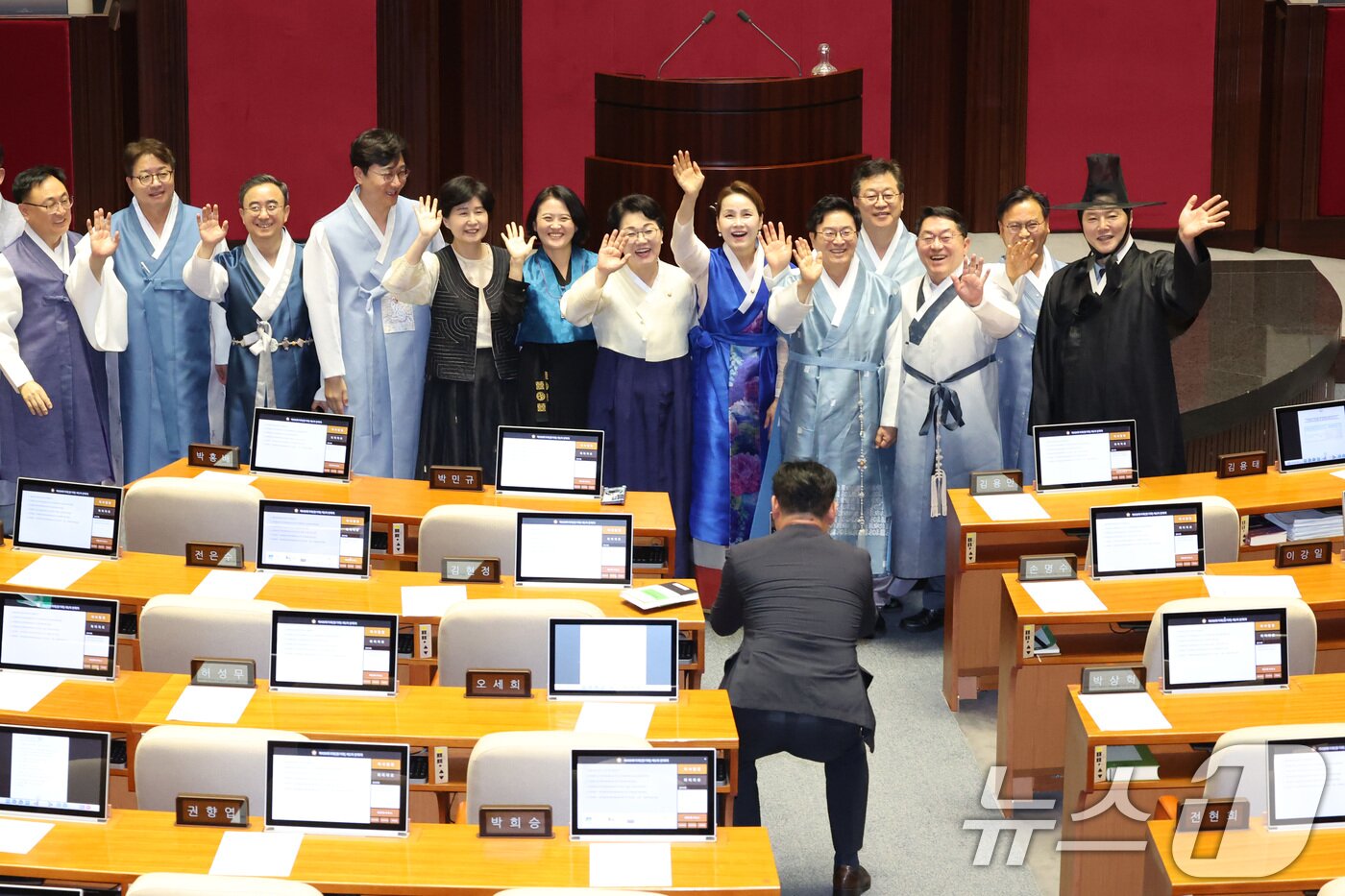 본문 이미지 - 한복을 입은 여야 의원들이 1일 서울 여의도 국회에서 열린 제439회국회(정기회) 1차 본회의를 마친 후 기념 촬영을 하고 있다. 2026.9.1 ⓒ 뉴스1 신웅수 기자