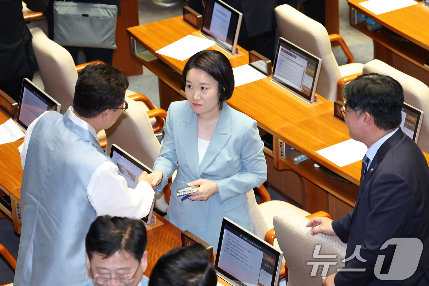 (서울=뉴스1) 신웅수 기자 = 중소벤처기업부 장관 후보자인 이소영 더불어민주당 의원이 1일 서울 여의도 국회에서 열린 제439회국회(정기회) 1차 본회의에서 의원들과 인사하고 있 …