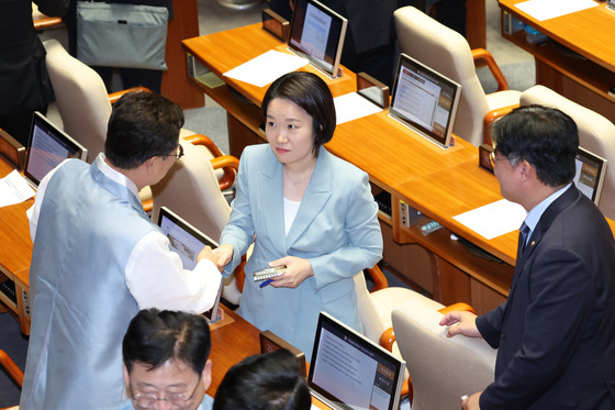 인사 나누는 이소영 중기부 장관 후보자