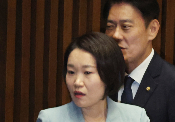 본회의 참석하는 이소영 후보자