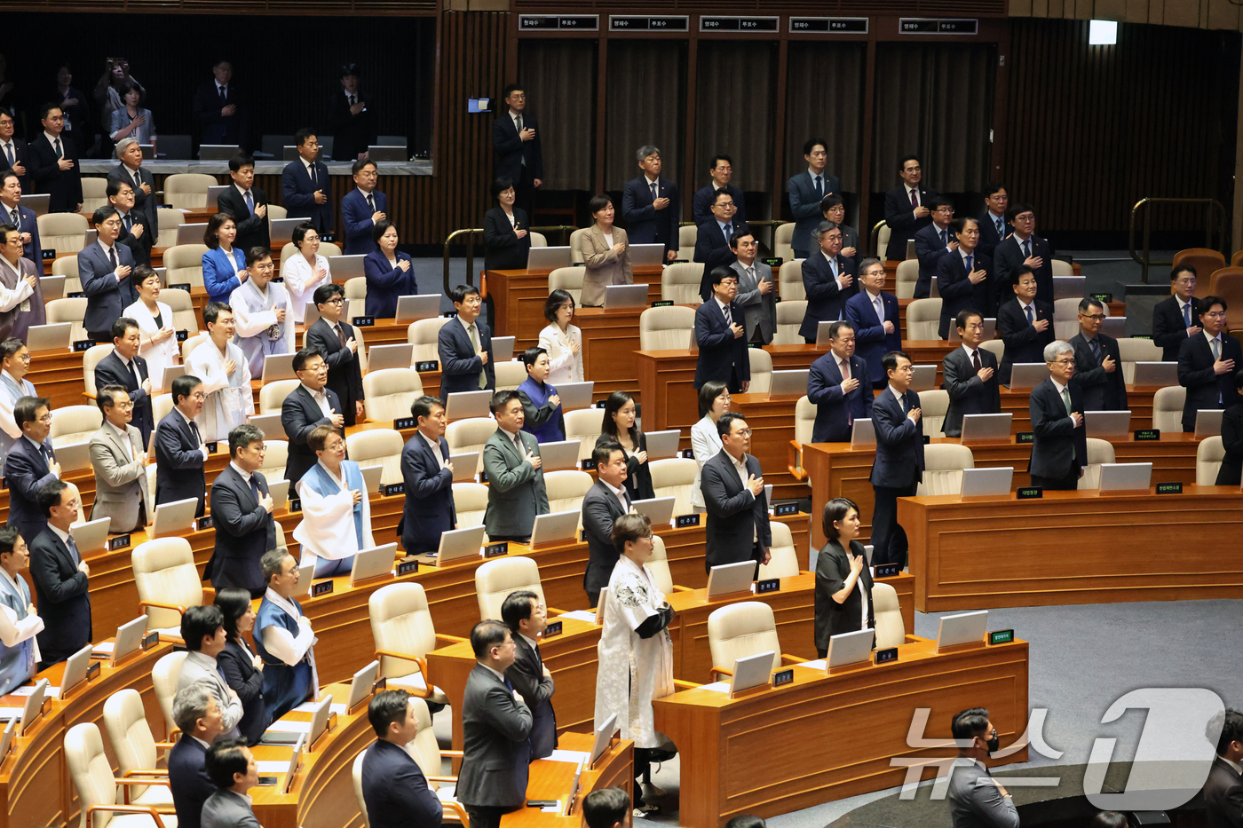 (서울=뉴스1) 황기선 기자 = 1일 서울 여의도 국회에서 열린 제439회 국회(정기회) 개회식에서 국회의원과 국무위원들이 국민의례를 하고 있다. 2026.9.1/뉴스1