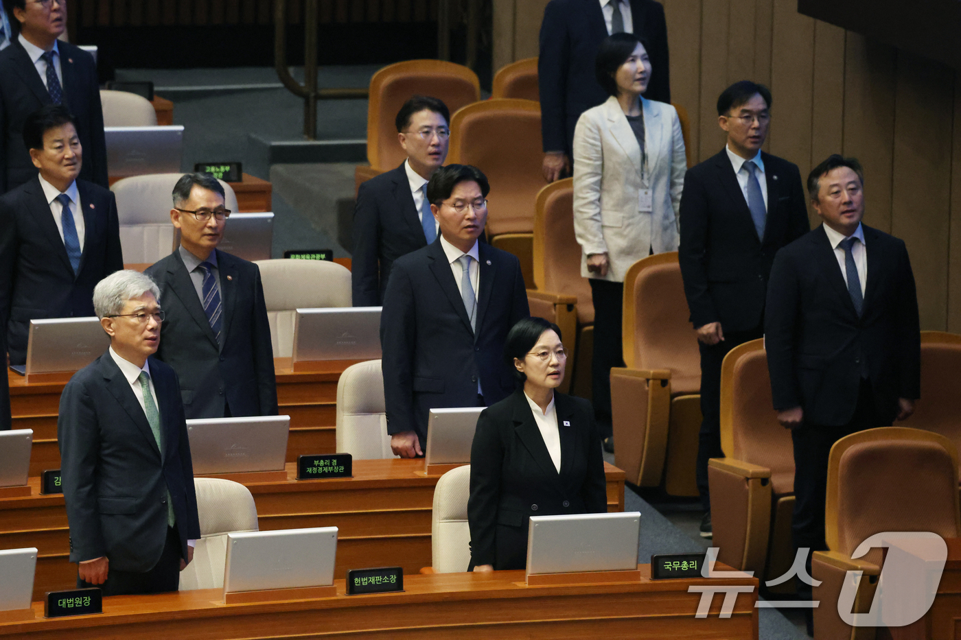 (서울=뉴스1) 황기선 기자 = 한성숙 국무총리가 1일 서울 여의도 국회에서 열린 제439회 국회(정기회) 개회식에서 국무위원들과 함께 애국가를 제창하고 있다.  2026.9.1/ …