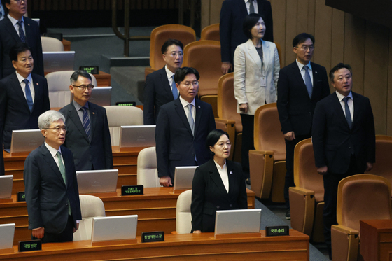 애국가 부르는 한성숙 총리