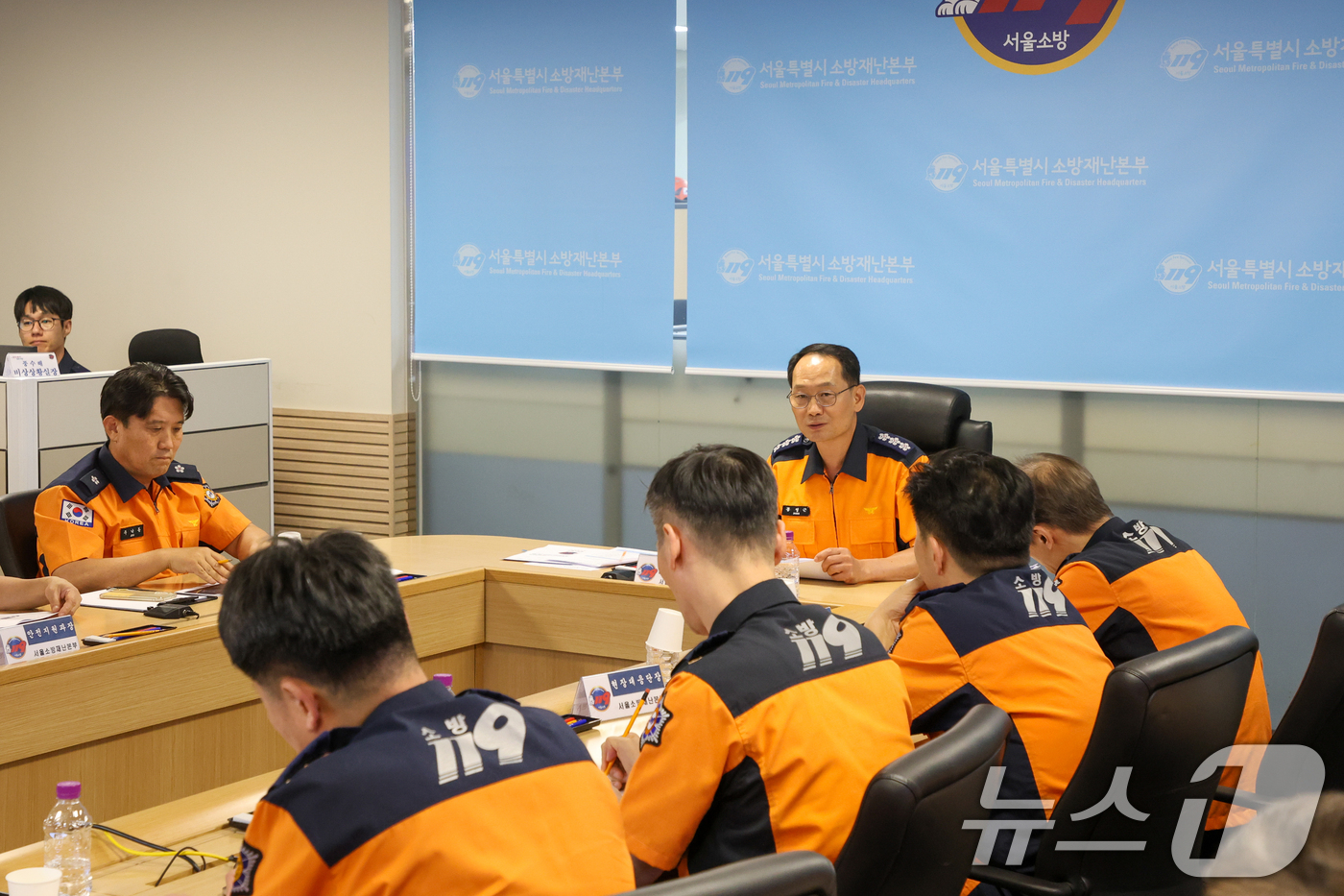 (서울=뉴스1) = 홍영근 서울소방재난본부장이 1일 오후 서울 중구 본부에서 ‘2026 서울세계불꽃축제’의 안전한 개최를 지원하기 위한 소방안전대책회의를 주재하고 있다. (서울소방 …