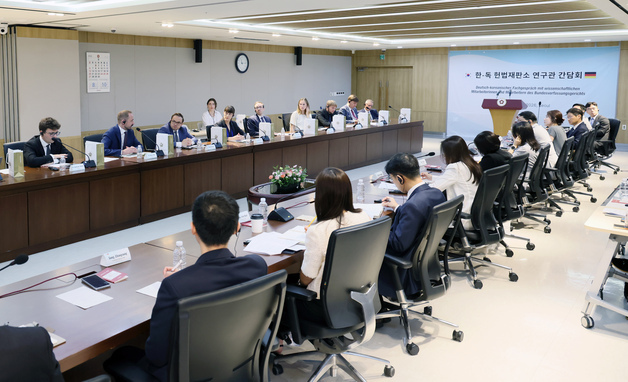 '재판소원 선배' 독일 전현직 헌재 연구관들, 우리 헌재 찾았다