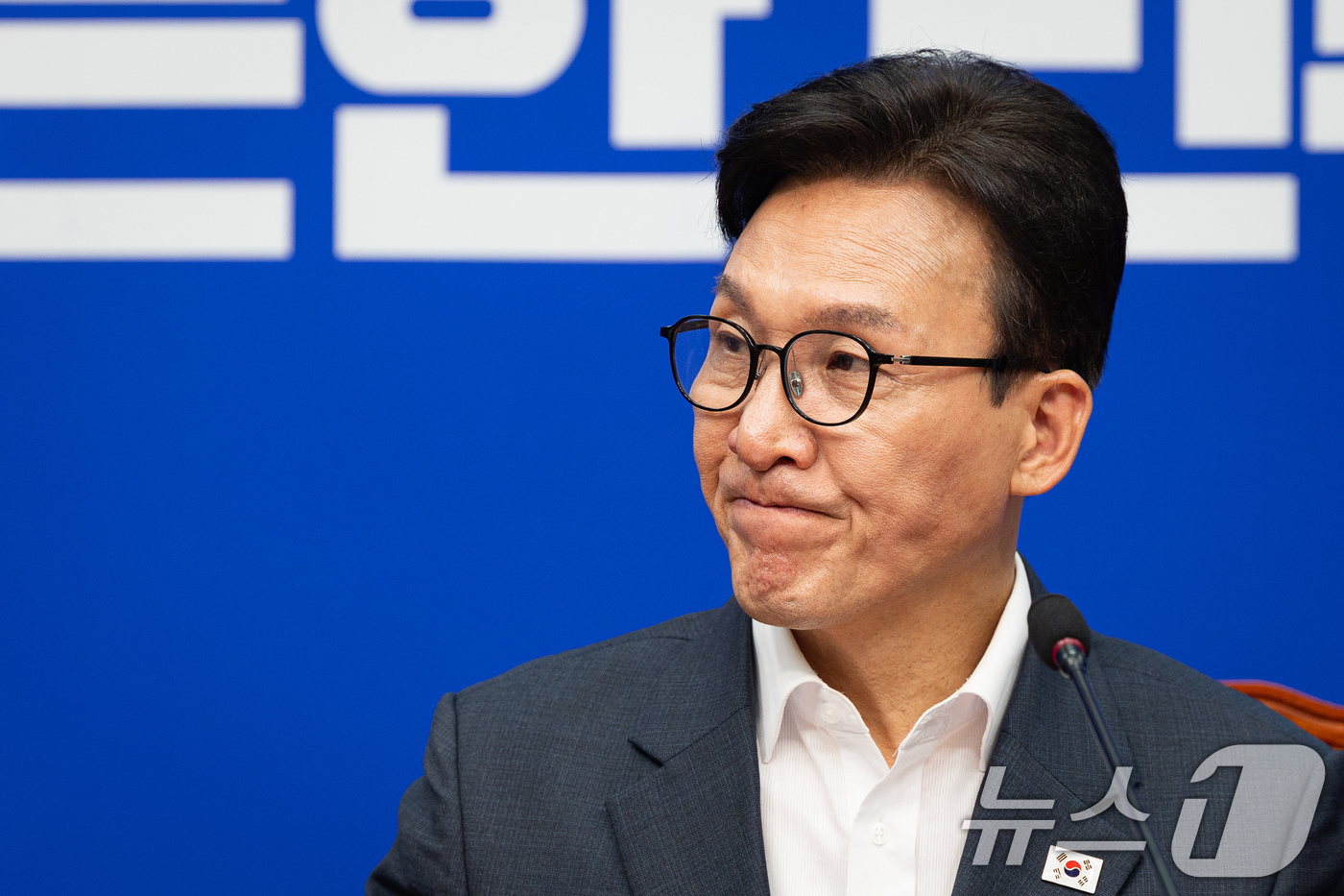 (서울=뉴스1) 유승관 기자 = 김민석 더불어민주당 대표가 1일 서울 여의도 국회에서 열린 경찰개혁추진단 1차 회의에서 이해식 공동단장의 발언을 경청하고 있다. 2026.9.1/뉴 …