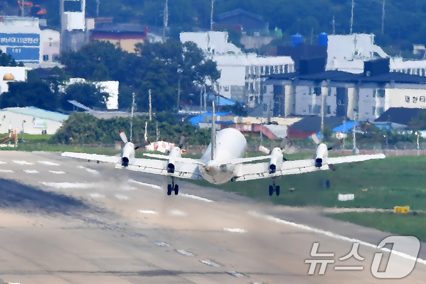 (포항=뉴스1) 최창호 기자 = 1일 오후 해군항공사령부 소속 P-3CK 해상초계기가 경북 포항경주공항에서 시범 비행을 위해 이륙하고 있다.해군은 지난해 5월 29일 추락사고 이후 …
