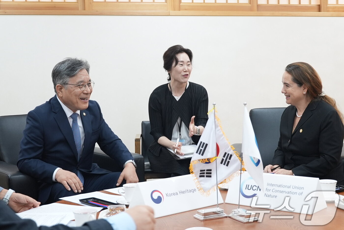 (서울=뉴스1) = 허민 국가유산청장(왼쪽)이 1일 오후 서울 종로구 국립고궁박물관에서 그레텔 아귈라 국제자연보전연맹(IUCN) 사무총장과 면담하고 있다. (국가유산청 제공. 재판 …