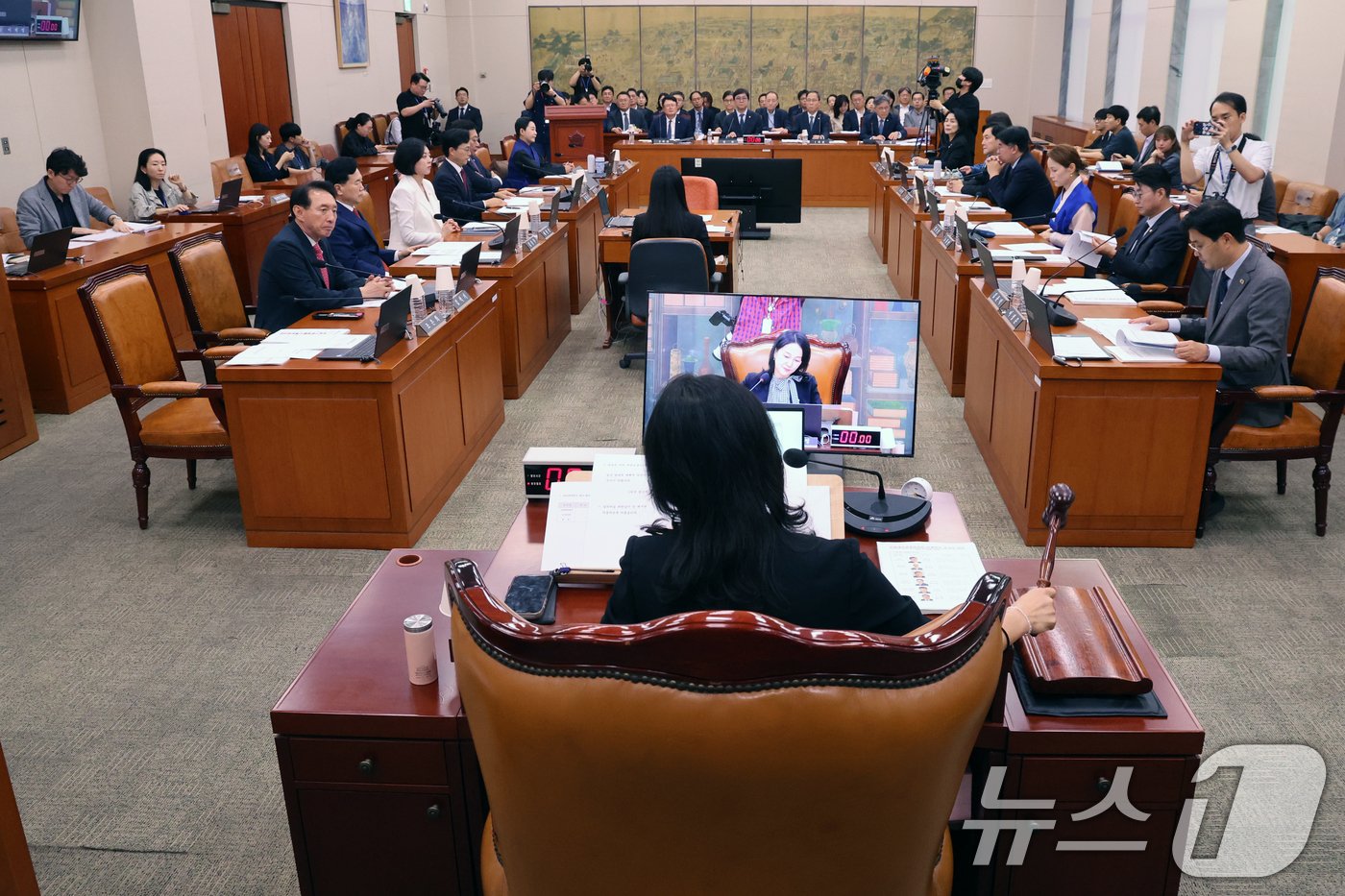 (서울=뉴스1) 황기선 기자 = 이재정 문체위원장이 1일 오후 서울 여의도 국회에서 열린 문화체육관광위원회 전체회의에서 의사봉을 두드리고 있다. 2026.9.1/뉴스1