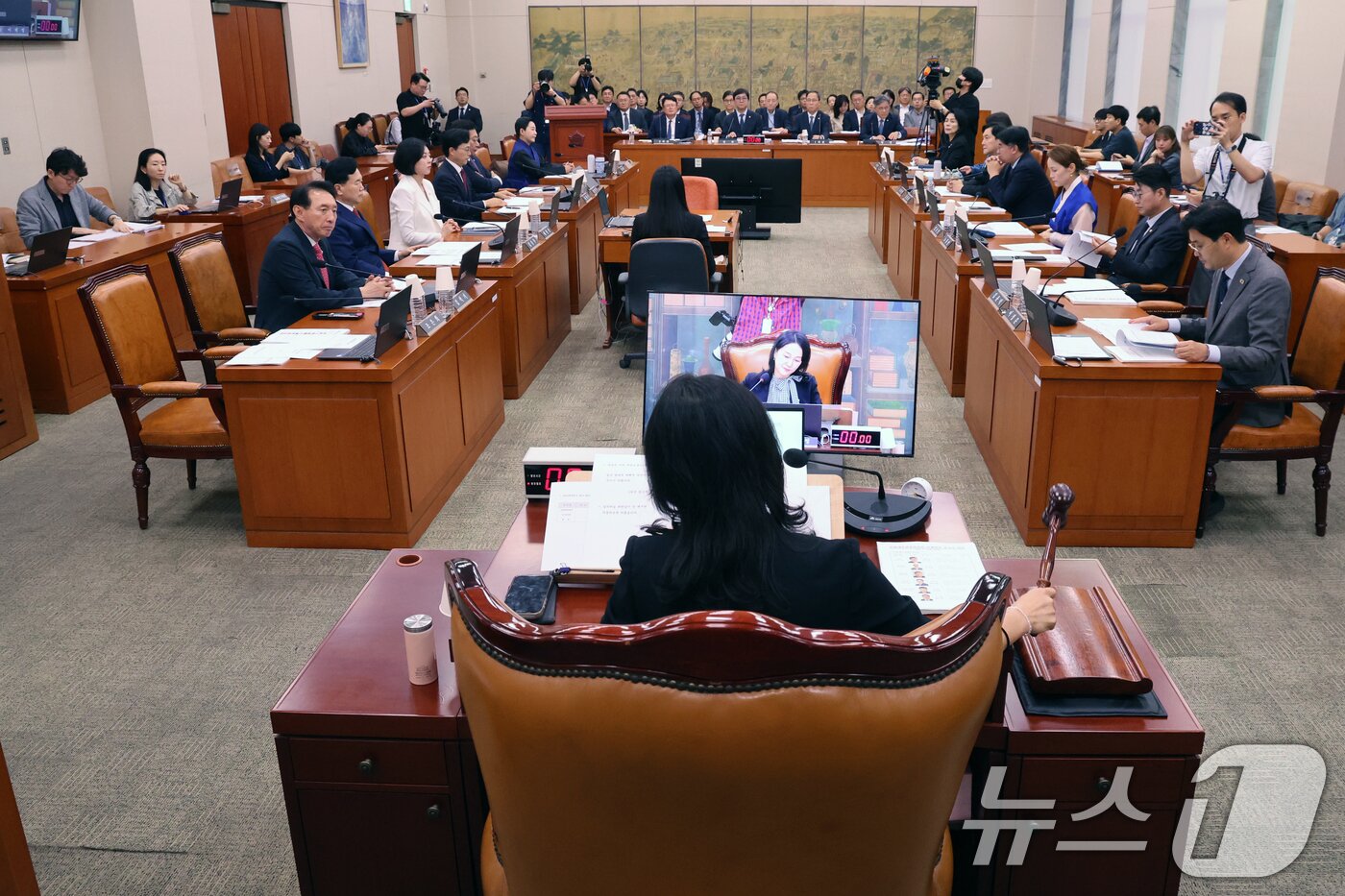 본문 이미지 - 이재정 문체위원장이 지난 1일 오후 서울 여의도 국회에서 열린 문화체육관광위원회 전체회의에서 의사봉을 두드리고 있다. 2026.9.1 ⓒ 뉴스1 황기선 기자