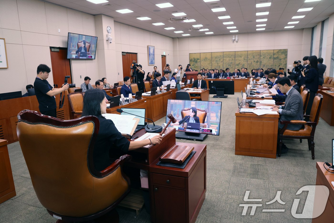 (서울=뉴스1) 황기선 기자 = 이재정 문체위원장이 1일 오후 서울 여의도 국회에서 열린 문화체육관광위원회 전체회의에서 의사봉을 두드리고 있다.  2026.9.1/뉴스1