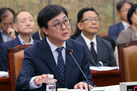 답변하는 최휘영 장관
