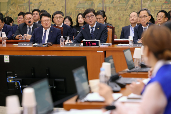 질의에 답하는 최휘영 장관