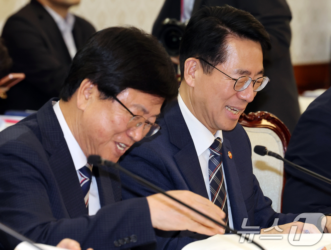 (서울=뉴스1) 이종덕 기자 = 최교진 교육부 장관(왼쪽) 과 황종우 해수부 장관이 1일 서울 종로구 정부서울청사에서 열린 국토대전환 범정부 추진협의회에 참석해 미소 짓고 있다. …