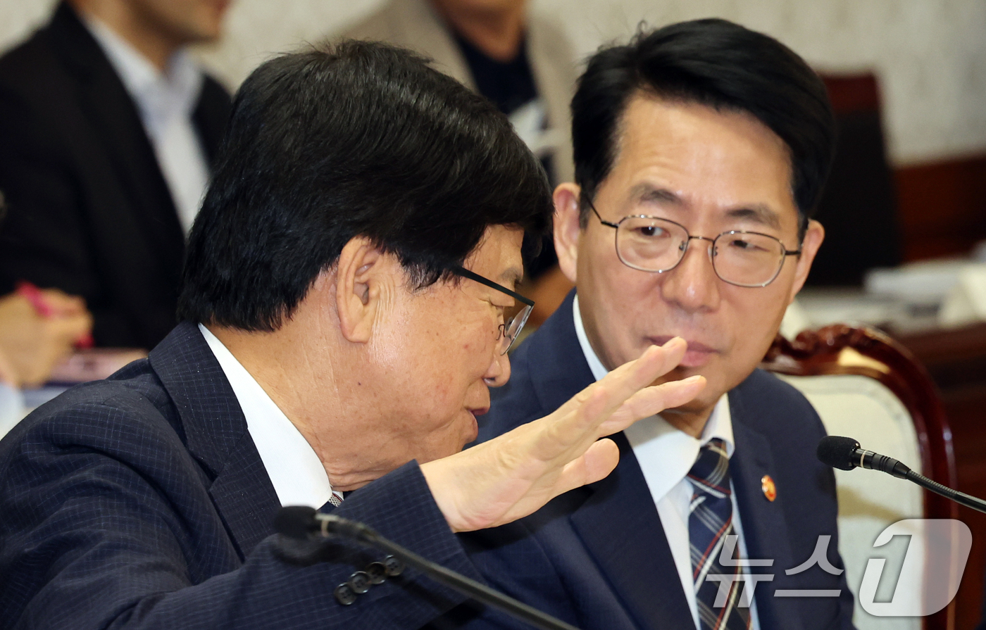(서울=뉴스1) 이종덕 기자 = 최교진 교육부 장관(왼쪽) 과 황종우 해수부 장관이 1일 서울 종로구 정부서울청사에서 열린 국토대전환 범정부 추진협의회에 참석해 대화 하고 있다. …