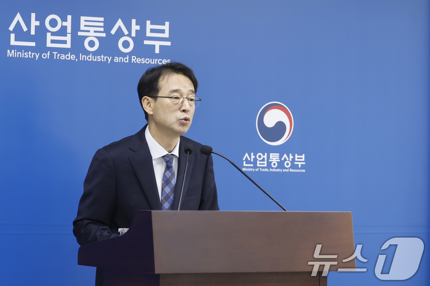 (서울=뉴스1) = 강감찬 산업통상부 무역투자실장이 1일 오전 정부세종청사 산업부 기자실에서 8월 수출입 동향 브리핑을 하고 있다.산업통상부에 따르면 지난달 반도체 수출이 466억 …