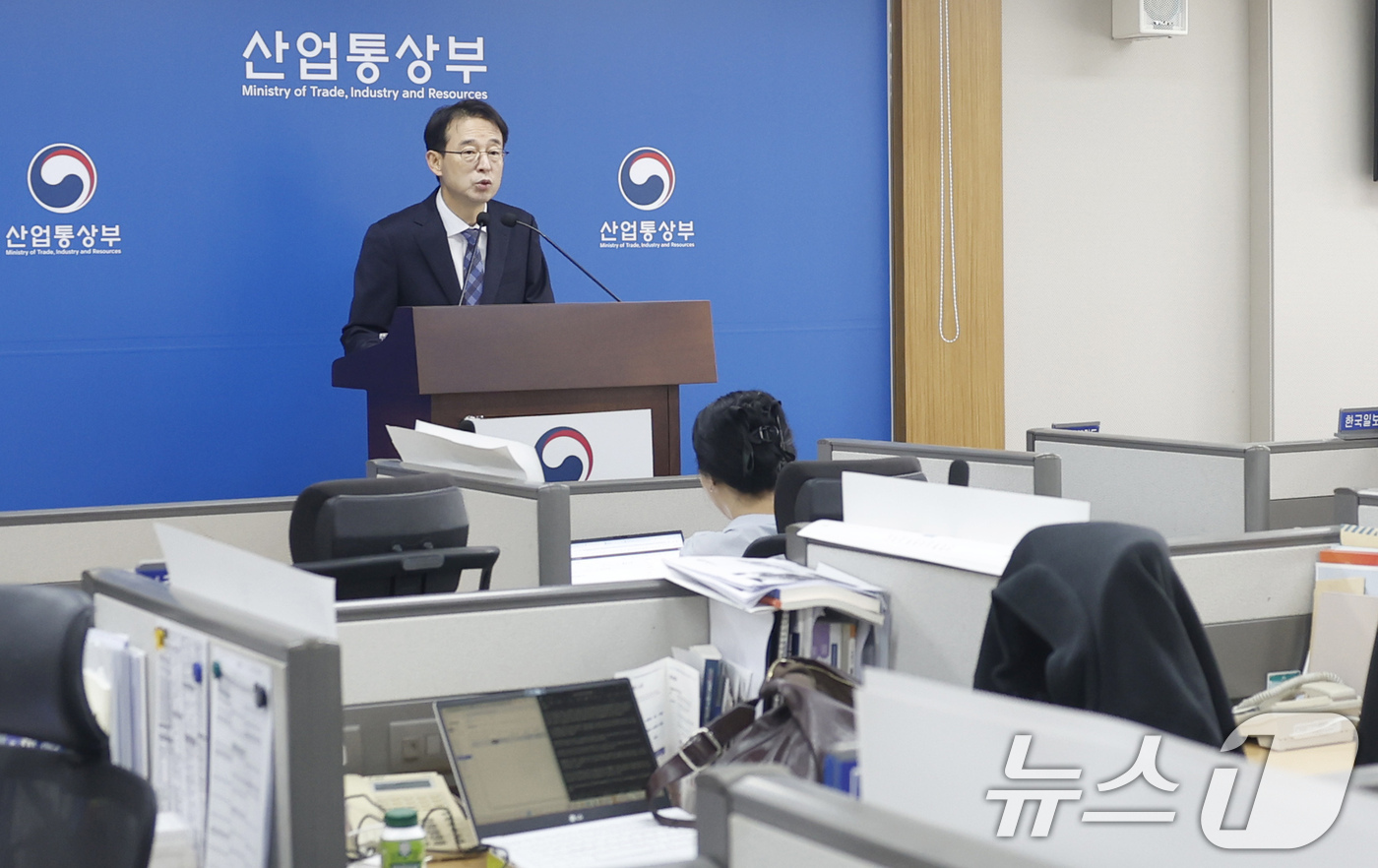 (서울=뉴스1) = 강감찬 산업통상부 무역투자실장이 1일 오전 정부세종청사 산업부 기자실에서 8월 수출입 동향 브리핑을 하고 있다.산업통상부에 따르면 지난달 반도체 수출이 466억 …
