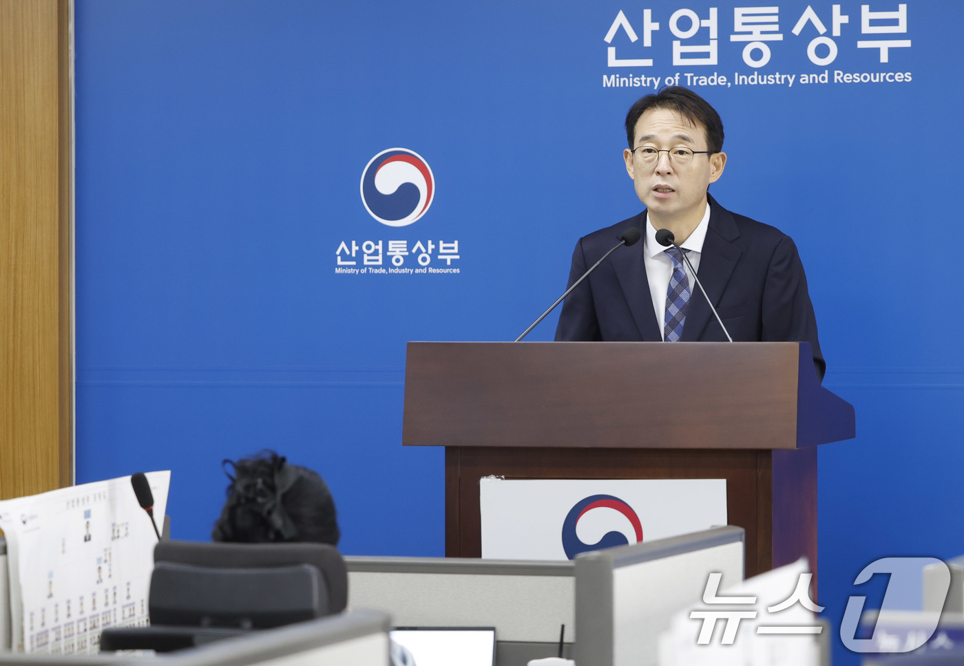 (서울=뉴스1) = 강감찬 산업통상부 무역투자실장이 1일 오전 정부세종청사 산업부 기자실에서 8월 수출입 동향 브리핑을 하고 있다.산업통상부에 따르면 지난달 반도체 수출이 466억 …